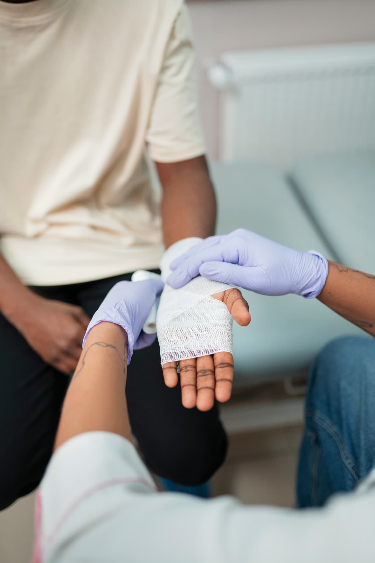 Atendimento de uma pessoa com lesão no braço em uma clínica